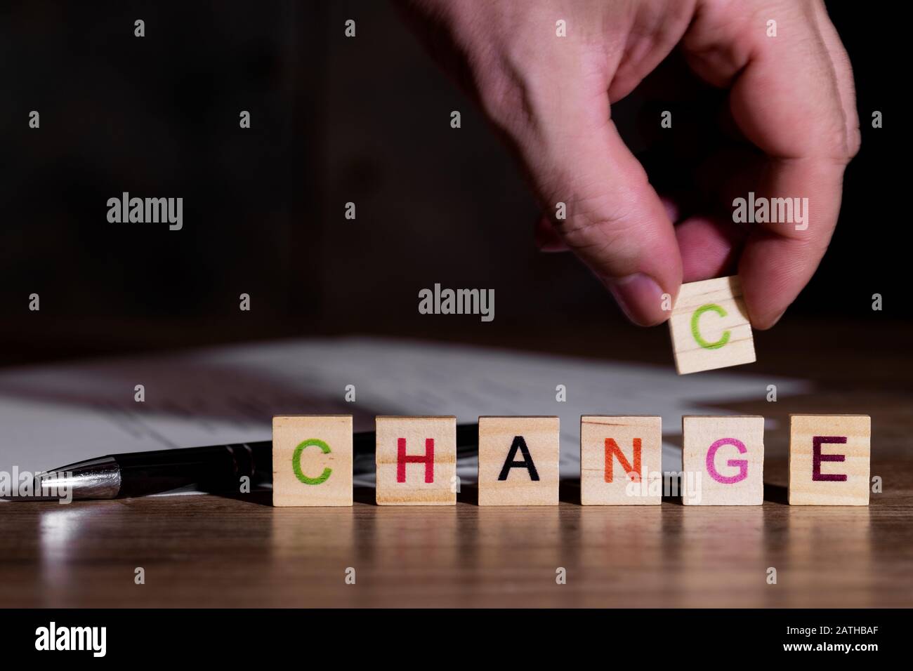 La main met une lettre et montre que le changement est une chance en même temps Banque D'Images