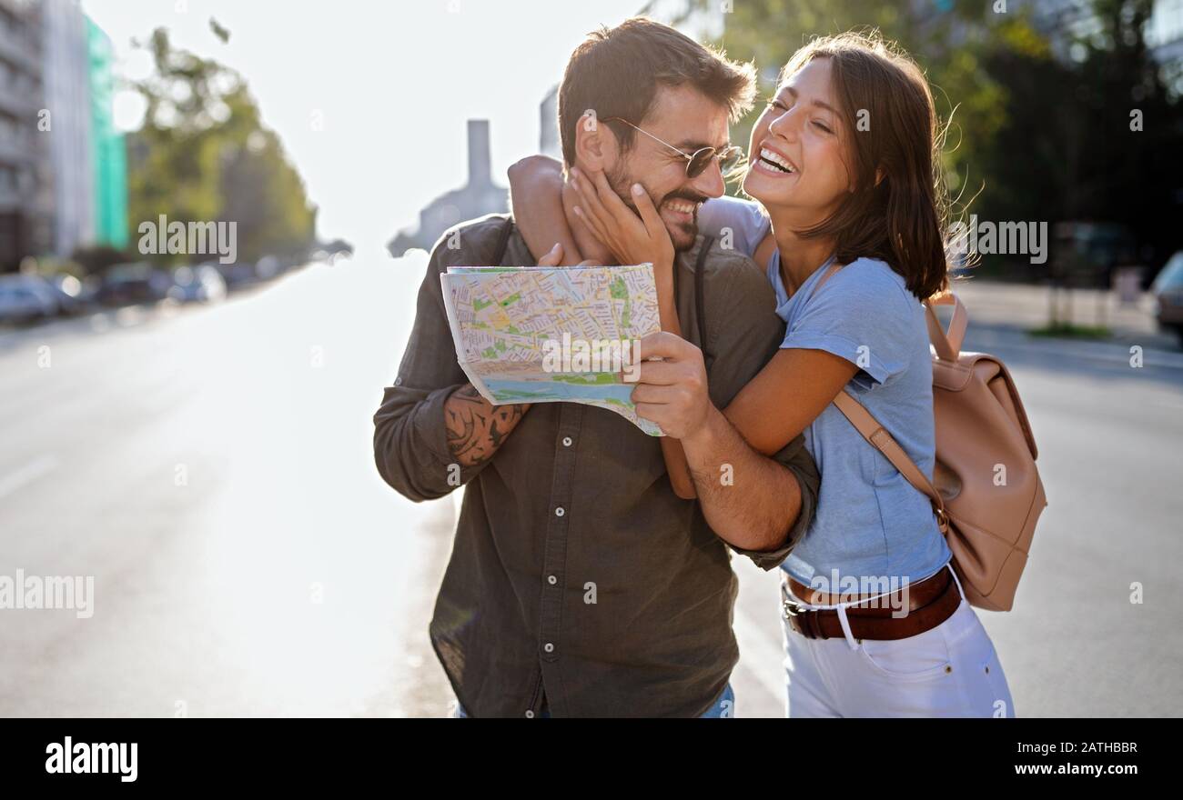 Couple heureux en vacances tourisme ville avec la carte Banque D'Images