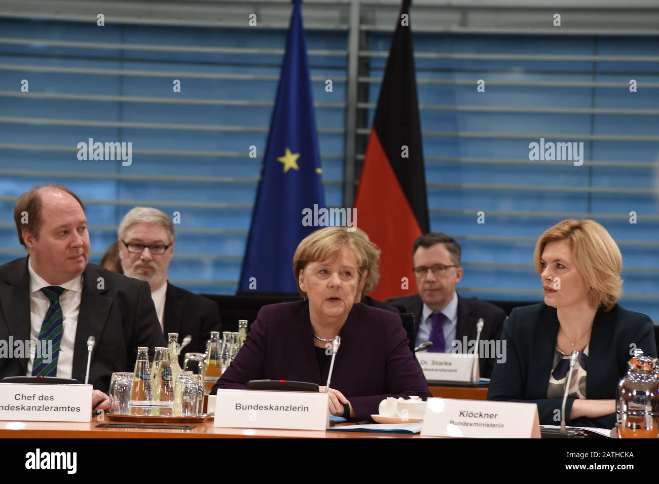 Helge Braun, Angela Merkel und Julia Klöckner beim Eingangsstatement der Bundeskanzlerin vor dem Gespräch mit der Lebensmittelwirtschaft im Internatio Banque D'Images