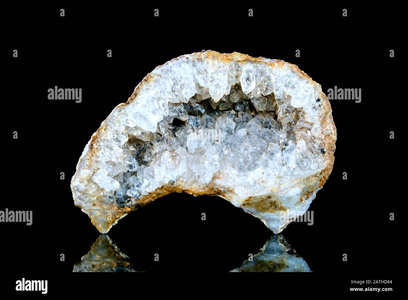 La drase brute de quartz ou la pierre minérale geode devant le fond noir, la minéralogie et l'ésotéricisme Banque D'Images