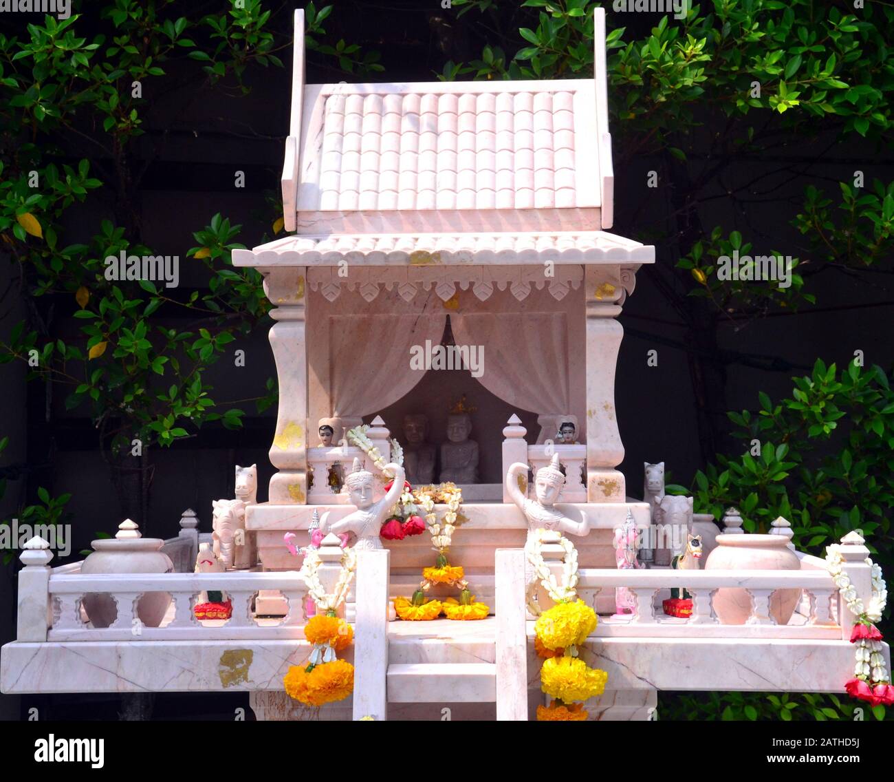 Des offres sur une maison d'esprit ou un sanctuaire typiquement thaïlandais à l'extérieur d'un hôtel de Bangkok, Thaïlande, Asie Banque D'Images