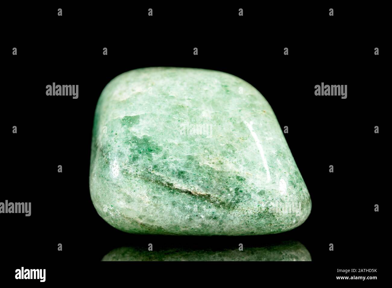 Pierre minérale à jadéite vert Trumbré devant le fond noir, la minéralogie et l'ésotéricisme Banque D'Images