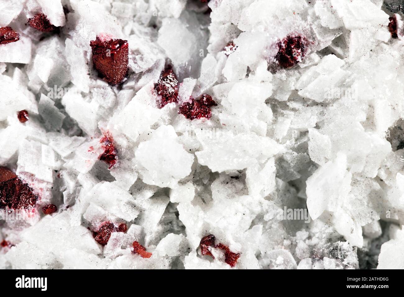 Gros plan du cinnabar sur la pierre minérale de dolomite blanche, fond de modèle avec détails de minéralogie et de pigments Banque D'Images