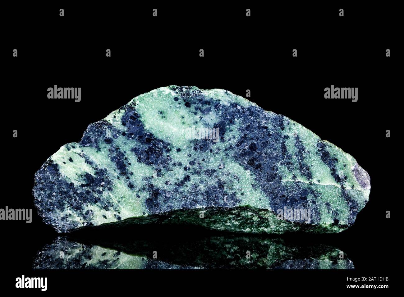 Le zoisite bleu brut ou la pierre minérale de saualrépit devant le fond noir, la minéralogie et l'ésotéricisme Banque D'Images
