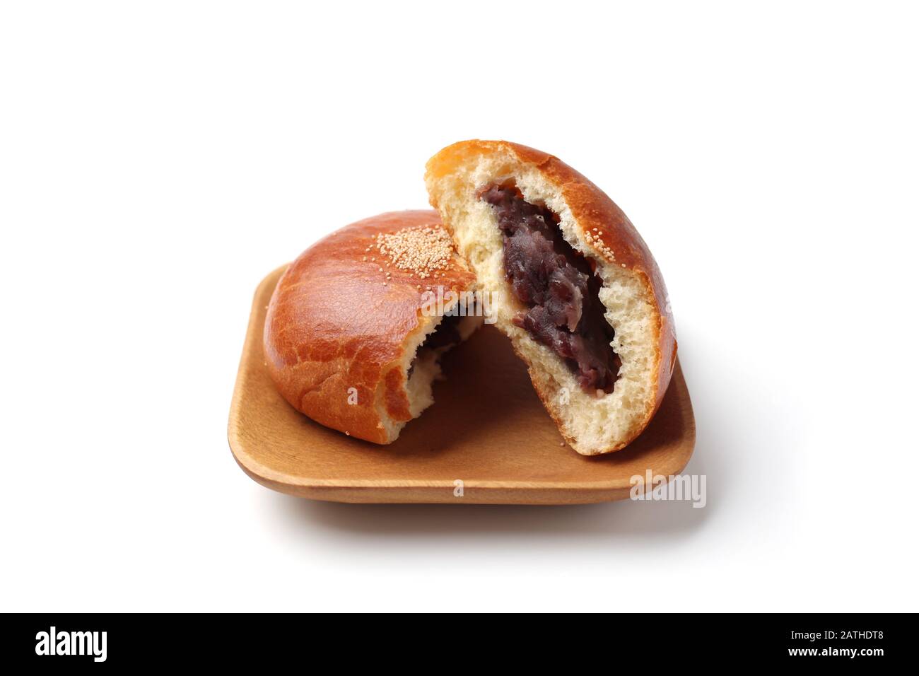 pain rond à l'anpan avec des haricots rouges azuki pâte de fermeture isolée sur plaque sur fond blanc Banque D'Images