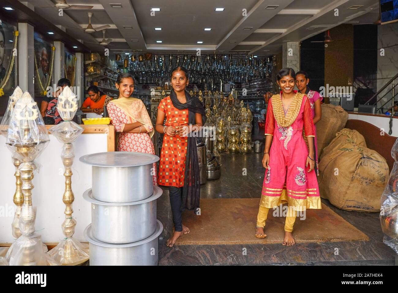 Femme dans un magasin à Madurai. D'une série de photos de voyage en Inde du Sud. Date De La Photo : Samedi 11 Janvier 2020. Photo : Roger Garfield/Alay Banque D'Images