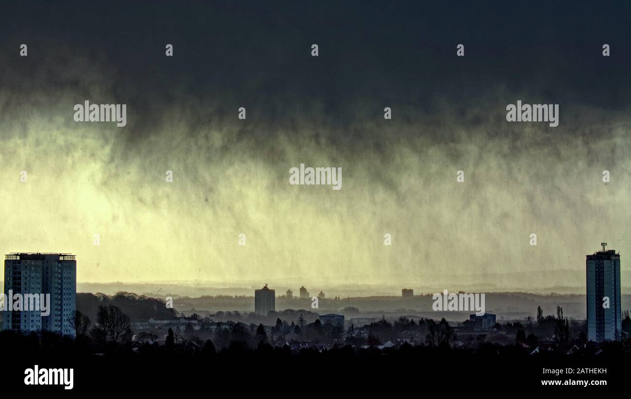 Glasgow, Écosse, Royaume-Uni, 3 février 2020: Météo britannique:alerte jaune temps humide et venteux comme voiles de neige et de traîneau apparaissaient au-dessus du sud de la ville. Copywrite Gerard Ferry/ Alay Live News Banque D'Images