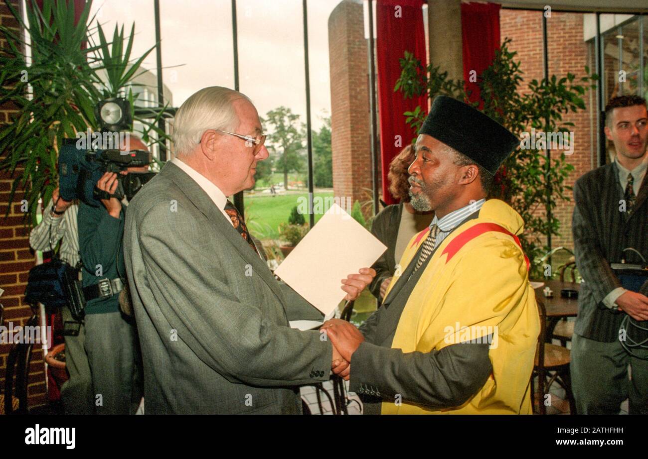 Thabo Mbeki, vice-président de la République d'Afrique du Sud, visite à l'Université de Sussex, à Brighton, où il a étudié au début des années 1960, tout en exilant de l'Afrique du Sud. Ici, avec l'ancien premier ministre James Callaghan. Banque D'Images