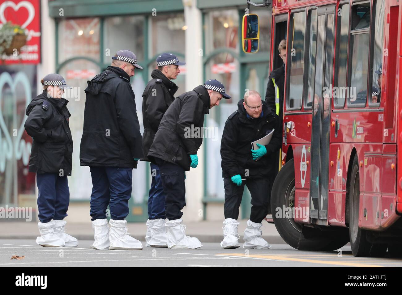 La police a fait des recherches sous un bus sur les lieux à la suite de l'attaque terroriste de Streatham High Road, au sud de Londres par Sudesh Amman, 20 ans, qui a été abattu par la police armée suite à ce que la police a déclaré comme un incident terroriste. Banque D'Images
