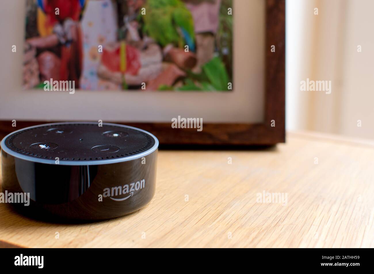 Appareil intelligent Echo Dot d'Amazon avec intelligence artificielle (ai) Banque D'Images