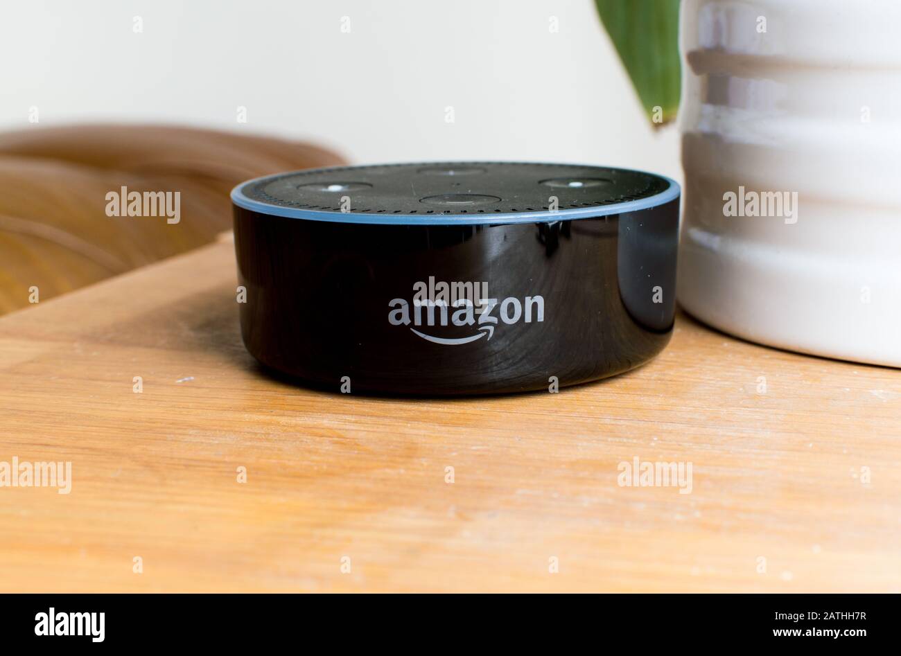 Amazon Alexa Echo Dot Smart Device optimisé par l'intelligence artificielle (AI) Banque D'Images