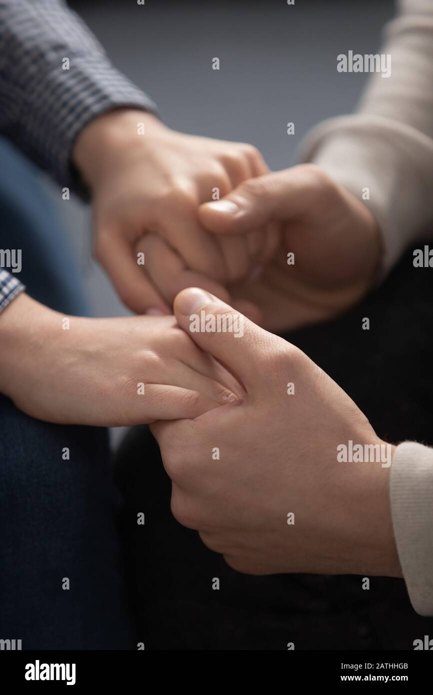 Vue rapprochée verticale homme femme couple dans l'amour tenant les mains Banque D'Images