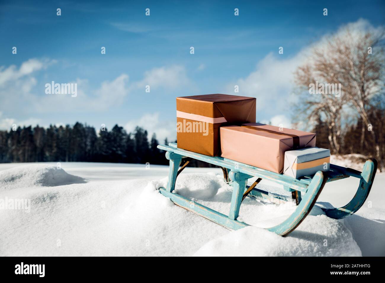 Cadeaux sur un traîneau à chiches en forme de chabby devant le paysage hivernal enneigé, concept de noël Banque D'Images