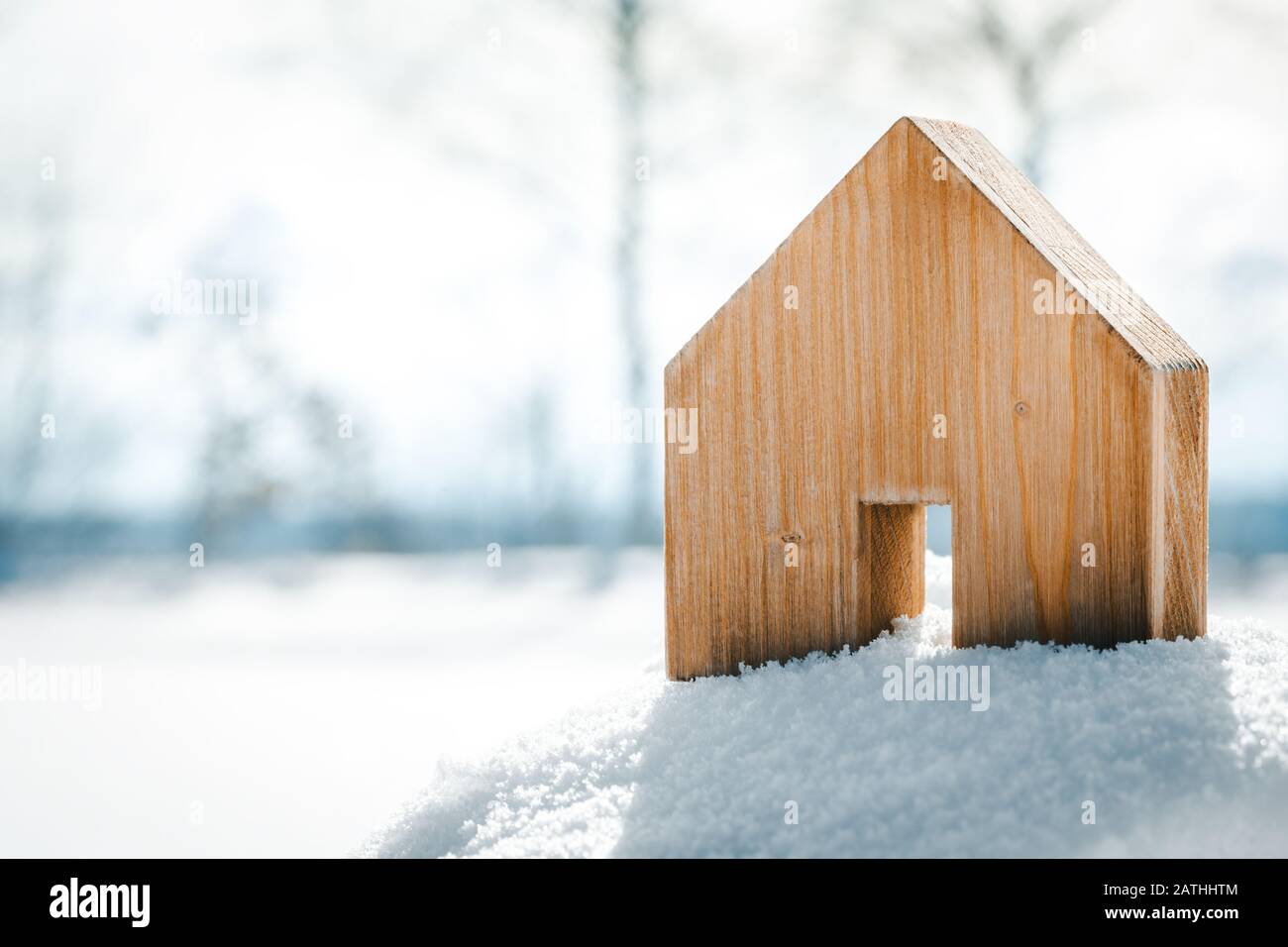 Petite maison en bois debout dans la neige, bâtiment de planification sur le bâtiment, copyspace Banque D'Images