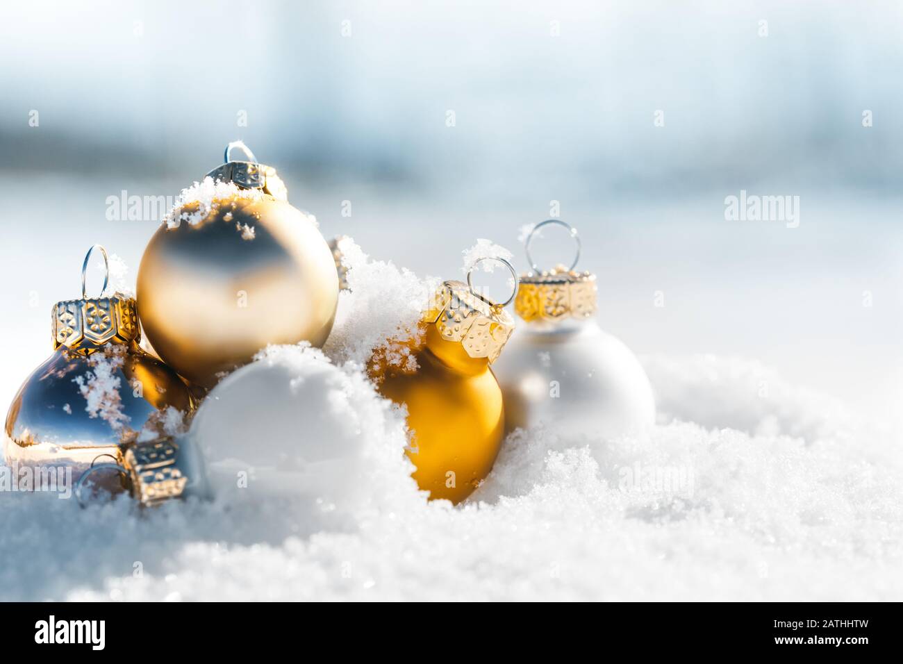 Boules de Noël ou boules dans la neige, paysage hivernal glacé en arrière-plan, copyspace Banque D'Images