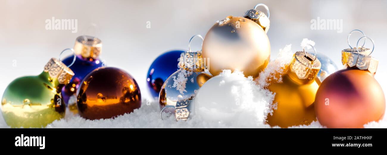 Bannière, boules de noël ou boules dans la neige, décoration d'hiver colorée, réflexions enneigées Banque D'Images
