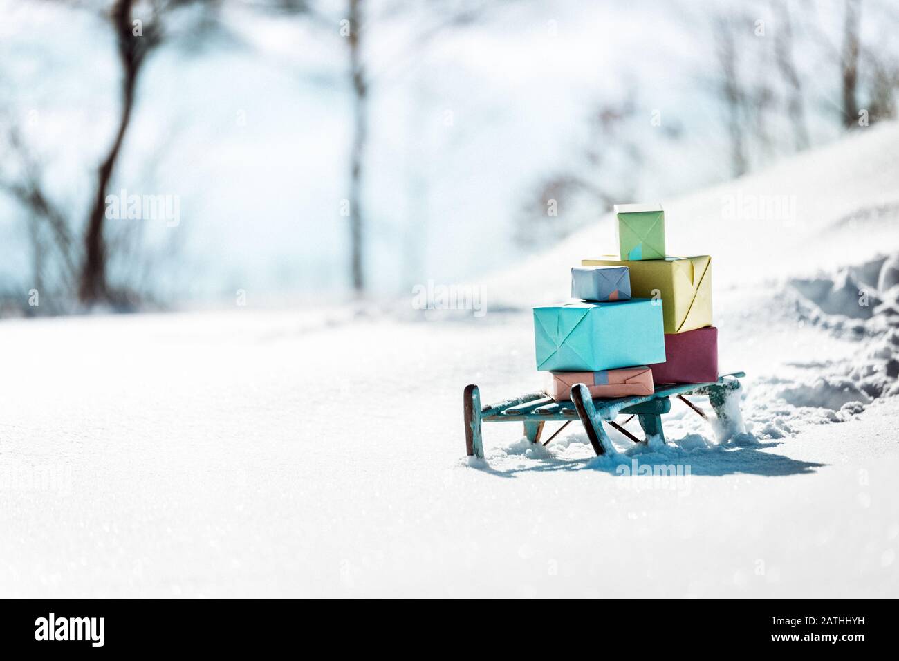 Des cadeaux colorés sur un traîneau en bois debout dans la neige, concept noël et saison d'hiver Banque D'Images