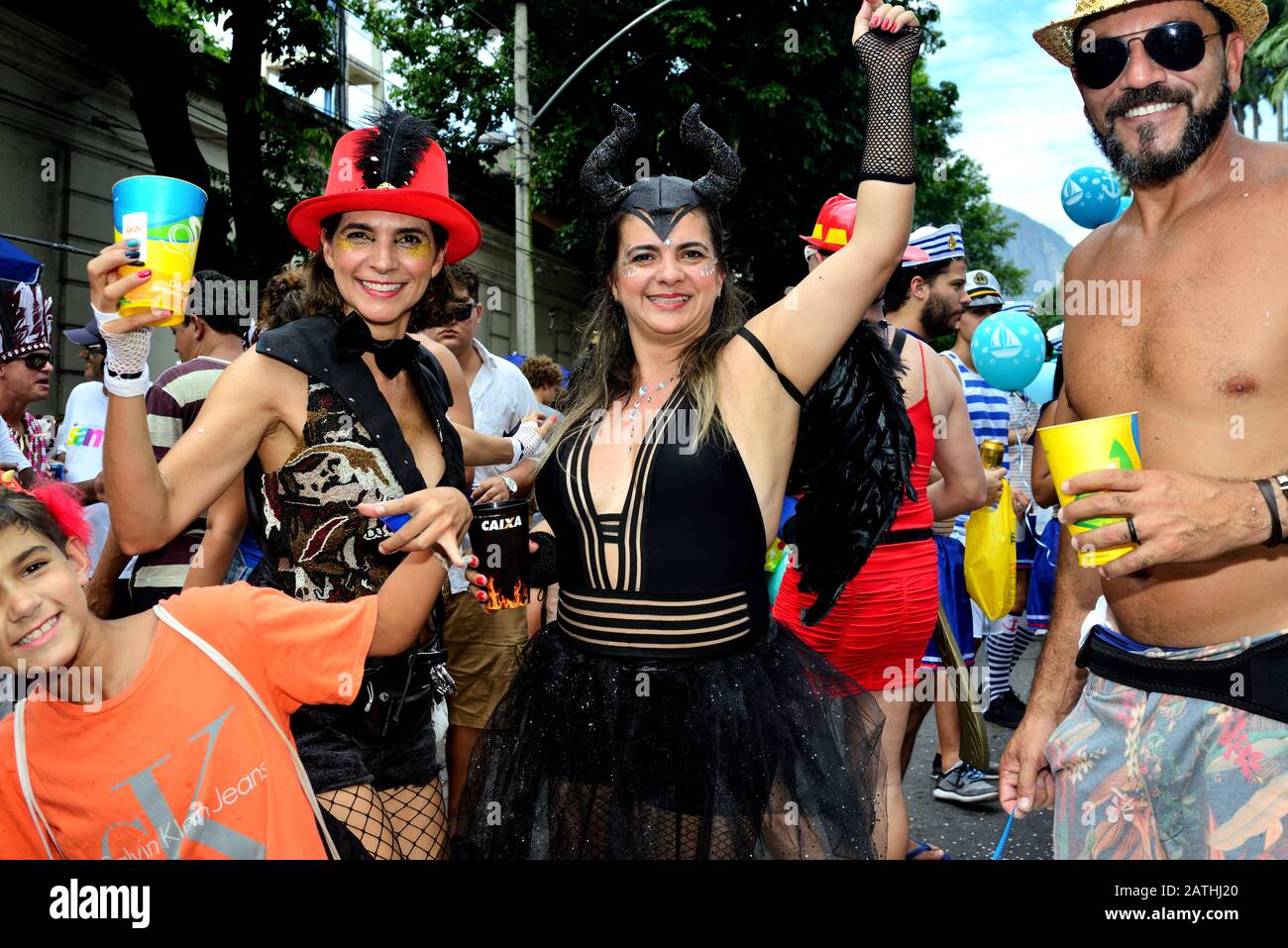 Carnaval de rue Amerique du Sud Bresil 17 fevrier 2019 Une famille bresilienne ayant tant de plaisir pendant une fete de Carnaval tenue a Rio de Janeiro Photo Stock Alamy