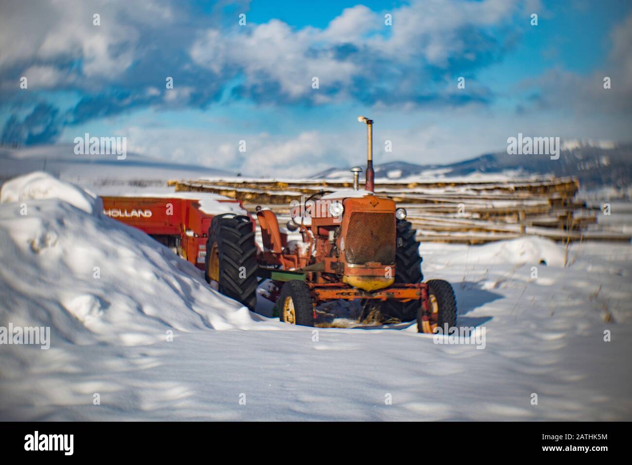 Un vieux tracteur Allis Chalmers série IV de 1967 dans la neige, sur la ferme McClain, dans porter's Corner, au sud-ouest de Philipsburg, dans le comté de Granite, Mo Banque D'Images