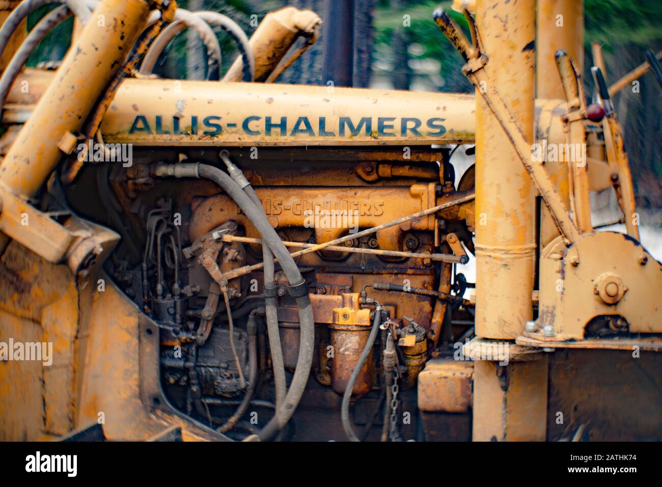 Le moteur d'une ancienne chenille jaune Allis-Chalmers HD-6 à chenilles, dans une zone boisée, près de Noxon, Montana Banque D'Images