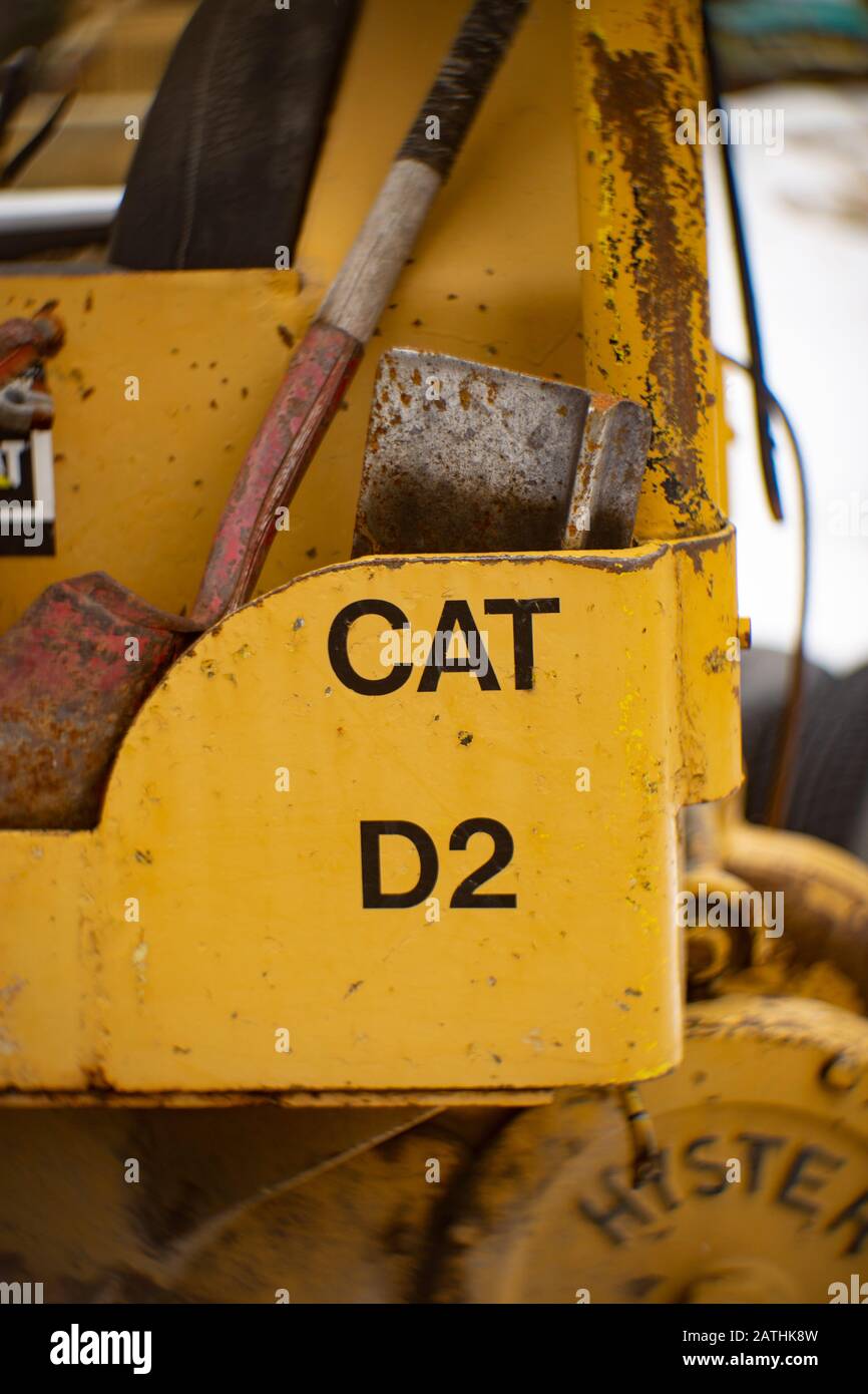 Logo « Cat D2 » sur une partie arrière d'une chenille de bulldozer Caterpillar, à Noxon, Montana Banque D'Images