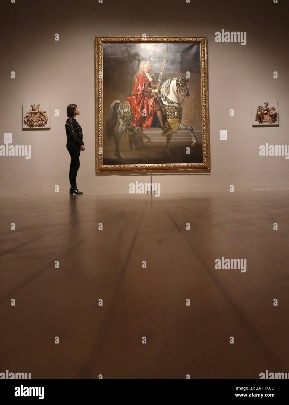 Un visiteur regarde le "Portrait équestre d'un maire de Lord (v.1695-1705) par John Closterman qui est montré pour la première fois après seulement lui avoir été attribué récemment comme faisant partie du baroque britannique de Tate Britain: Le pouvoir et L'Illusion, la première exposition à se concentrer sur la culture baroque en Grande-Bretagne. Banque D'Images