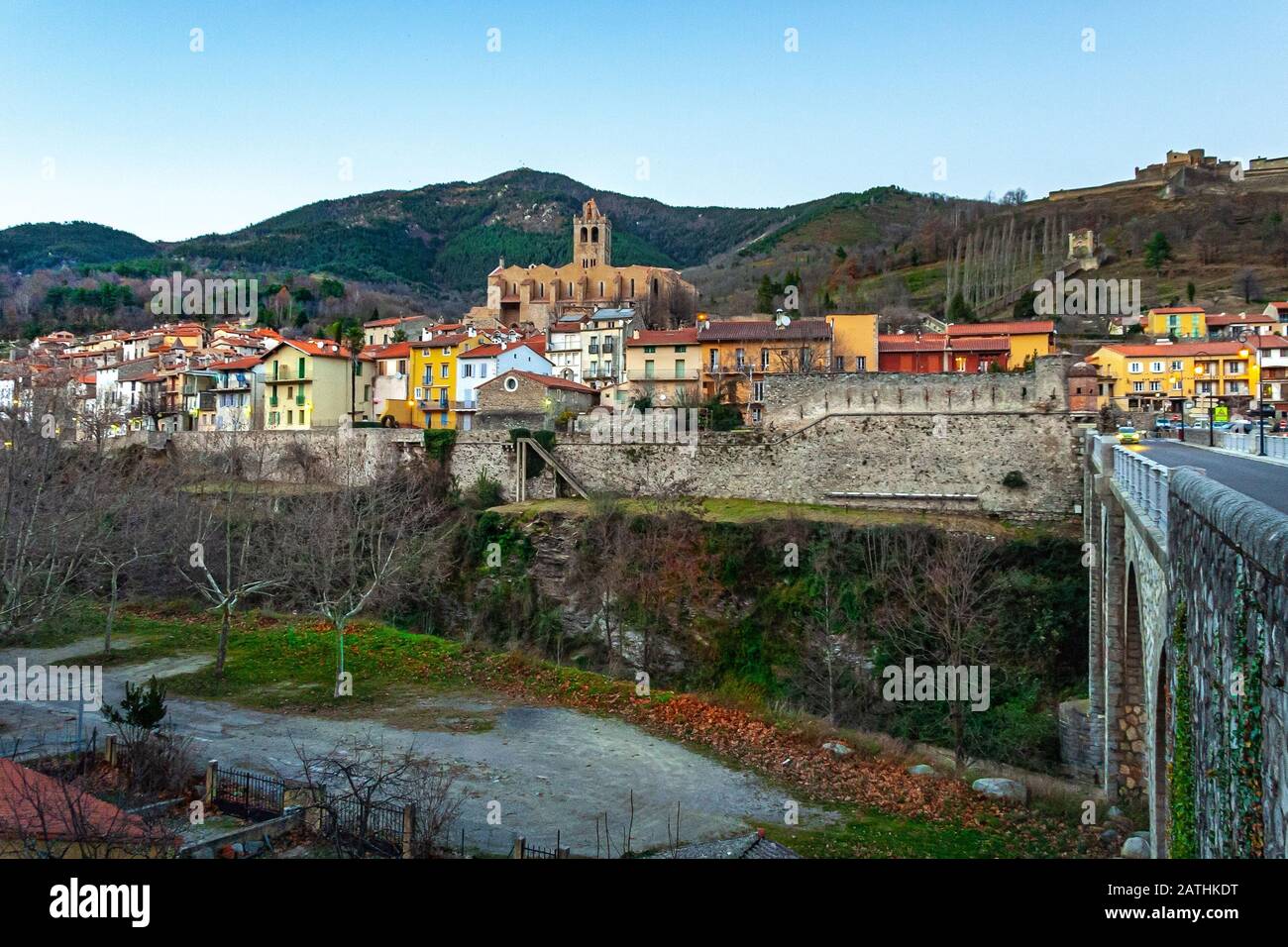 Vue panoramique sur la cité médiévale fortifiée Prats de Molo la Preste Banque D'Images