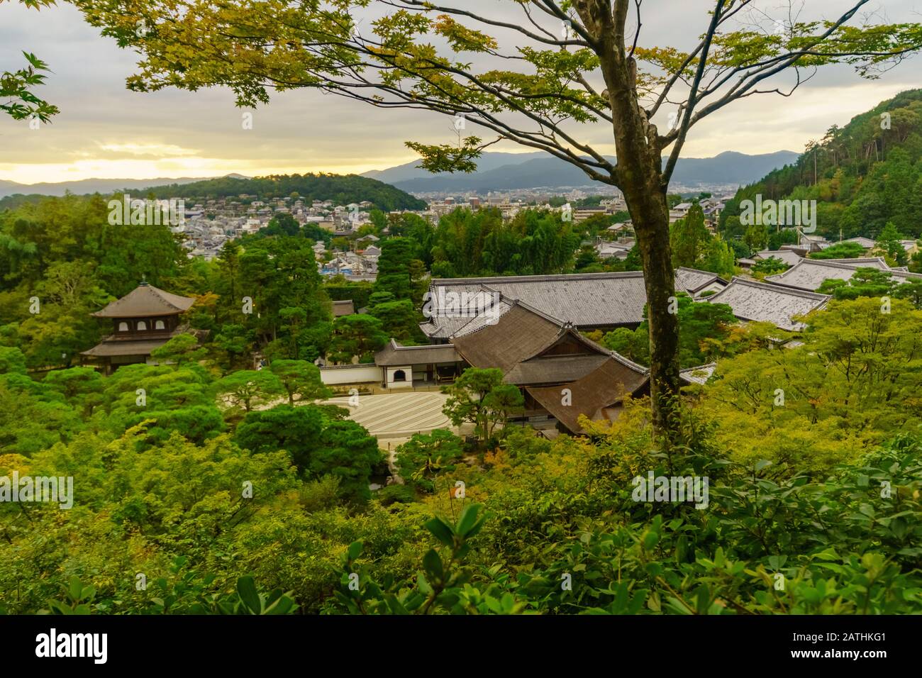 Vue sur le coucher du soleil du paysage avec le temple de Higashiyama Jisho-ji (Ginkaku-ji) et Kyoto, Japon Banque D'Images