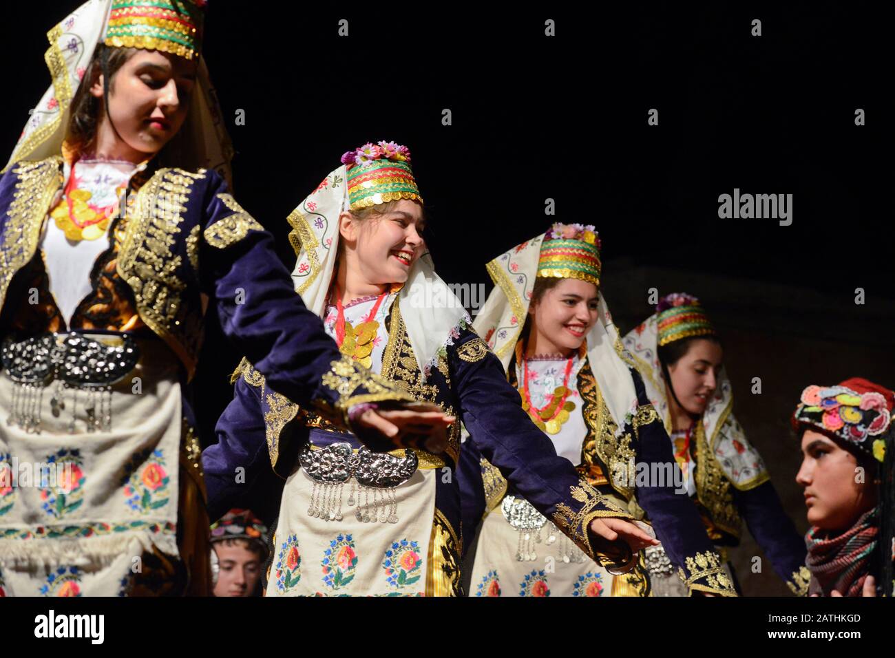 Danseurs folkloriques albanaises avec costumes traditionnels, célébrer le ramadan à Skopje, Macédoine Banque D'Images