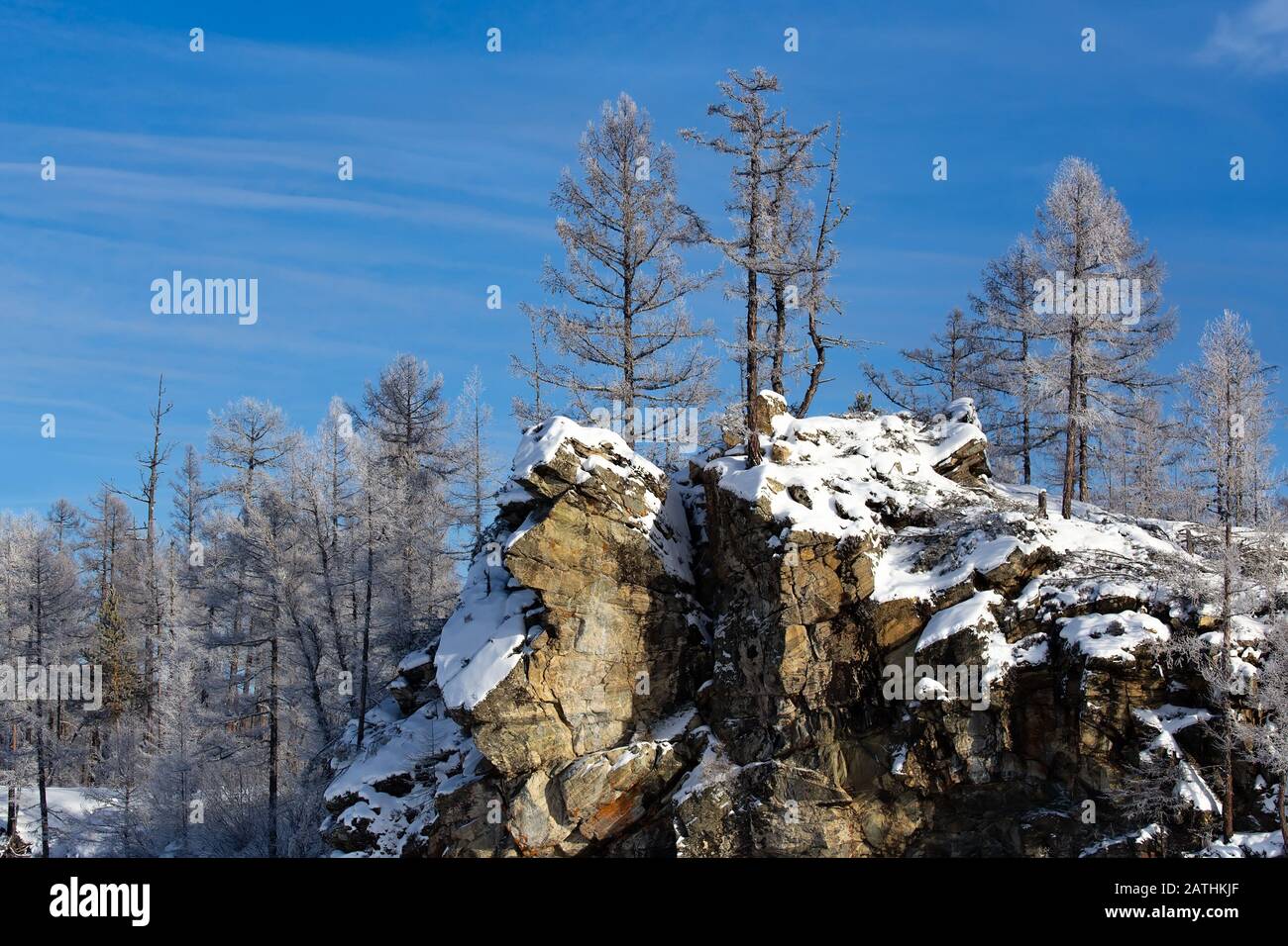 Paysage d'hiver dans le sud de Yakutia, sur les rives de la rivière Samokit Banque D'Images