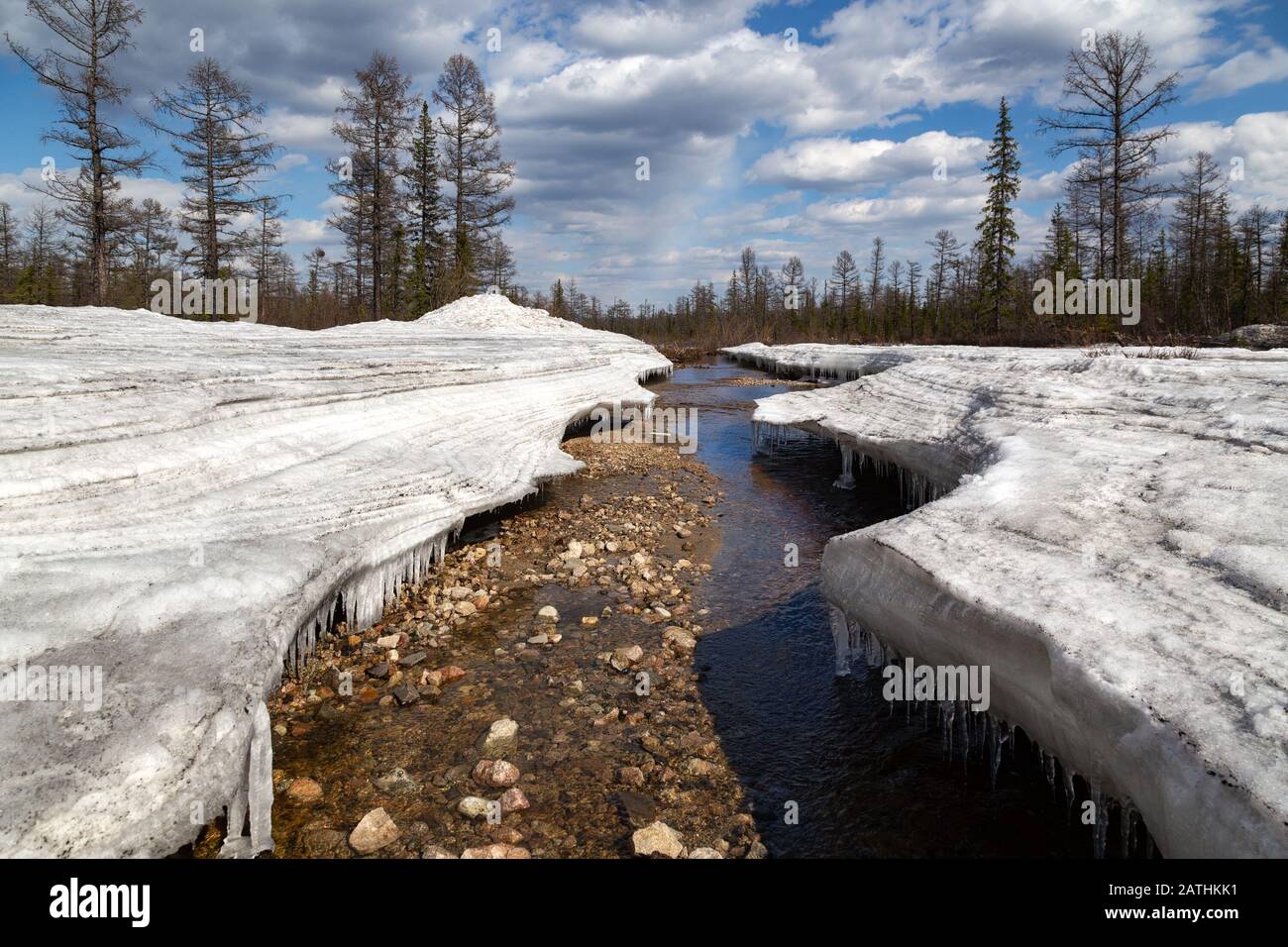 Éroder le frazil sur un ruisseau dans le sud de Yakutia, Russie, au printemps Banque D'Images