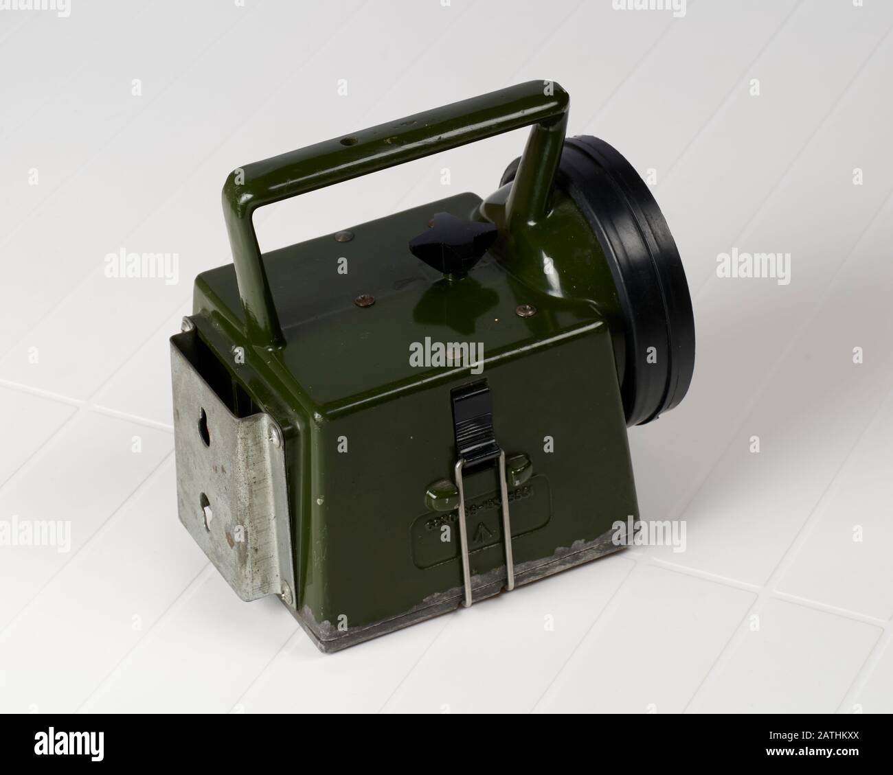 Vue oblique arrière générale de la lampe de signalisation Bardique utilisée, type MOD, montrant le support de fixation Banque D'Images