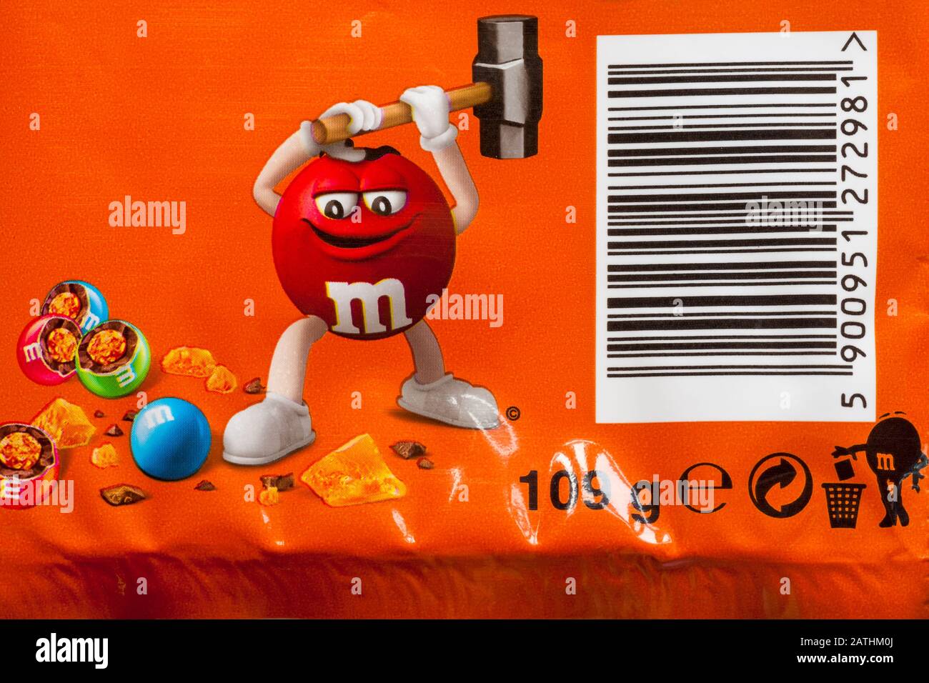 Code-barres et détails sur le paquet de M&M de caramel croustillant en édition limitée Banque D'Images