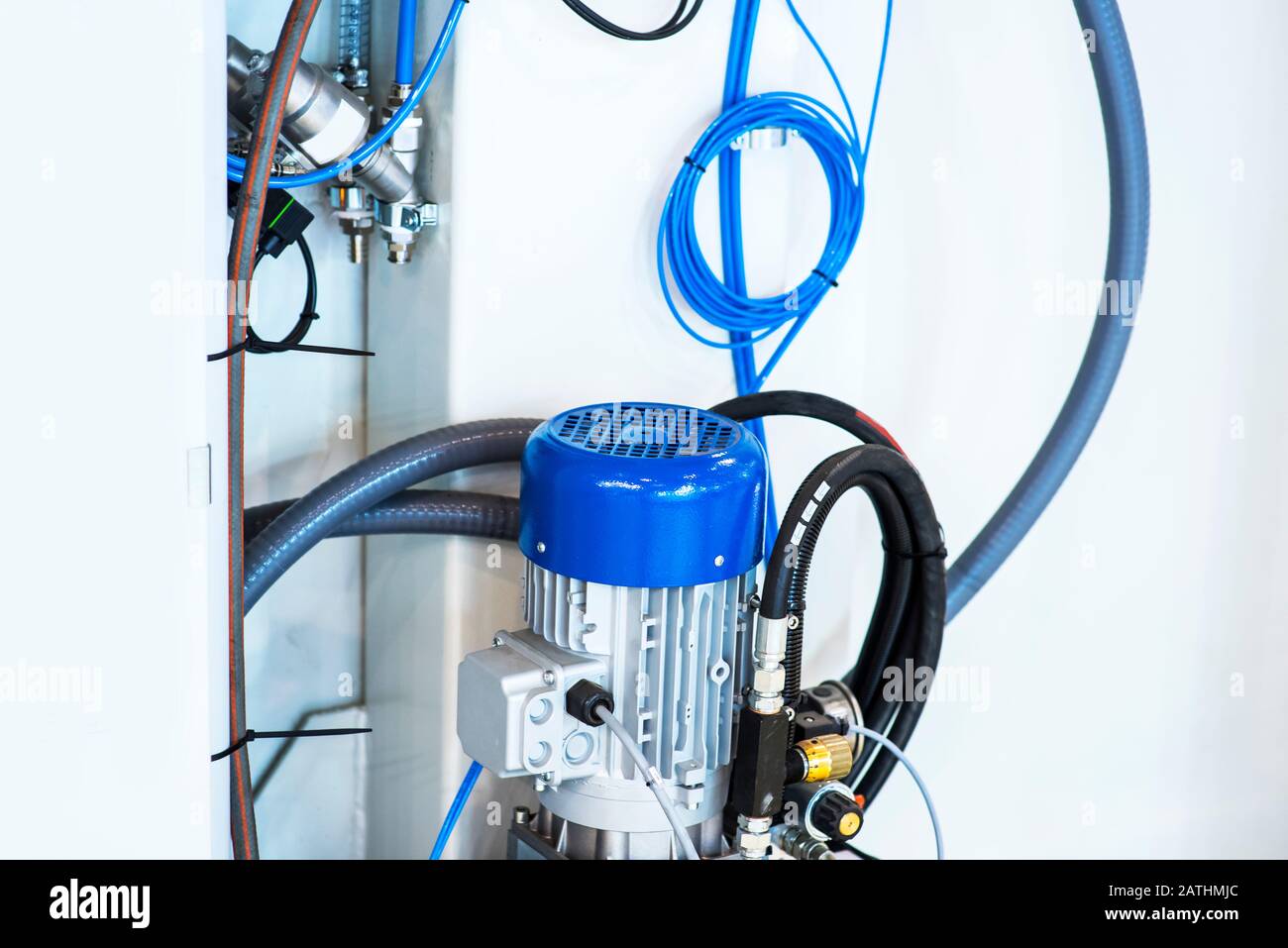 Tuyaux et flexibles hydrauliques sur le bras d'une pelle hydraulique Banque D'Images