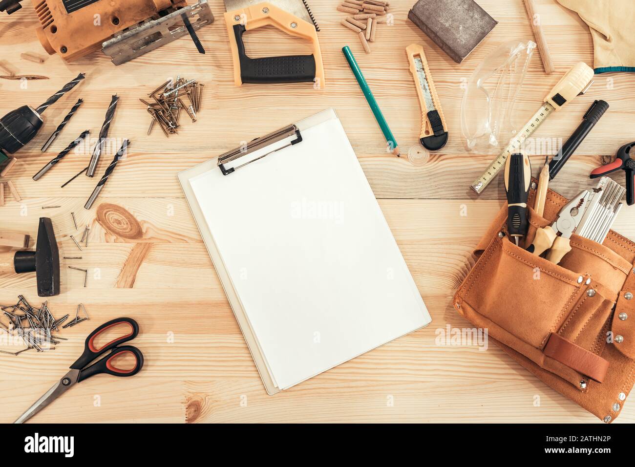 Menuiserie en menuiserie avec outils et papier presse-papiers sur le bureau d'atelier Banque D'Images