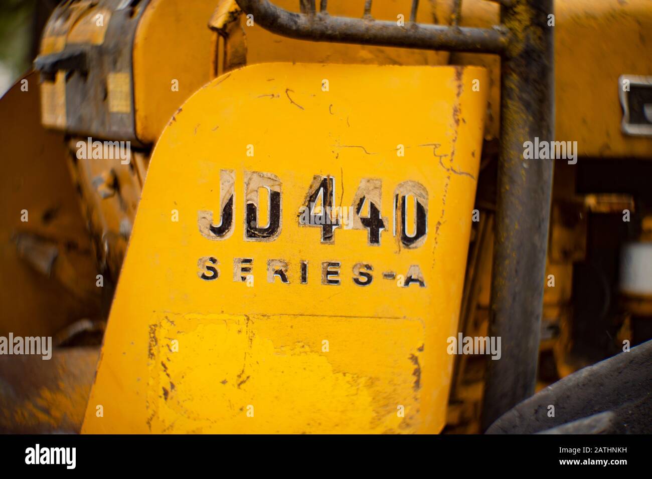 Un débardeur à roue en caoutchouc jaune John Deere série JD 440, dans les bois, à Noxon, Montana Banque D'Images