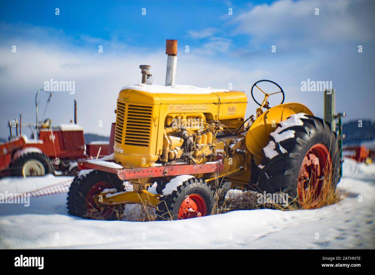 Un tracteur diesel Minneapolis-Moline UB de 1955 à moteur diesel dans la neige, à porter's Corner, au sud-ouest de Philipsburg, Montana. Banque D'Images