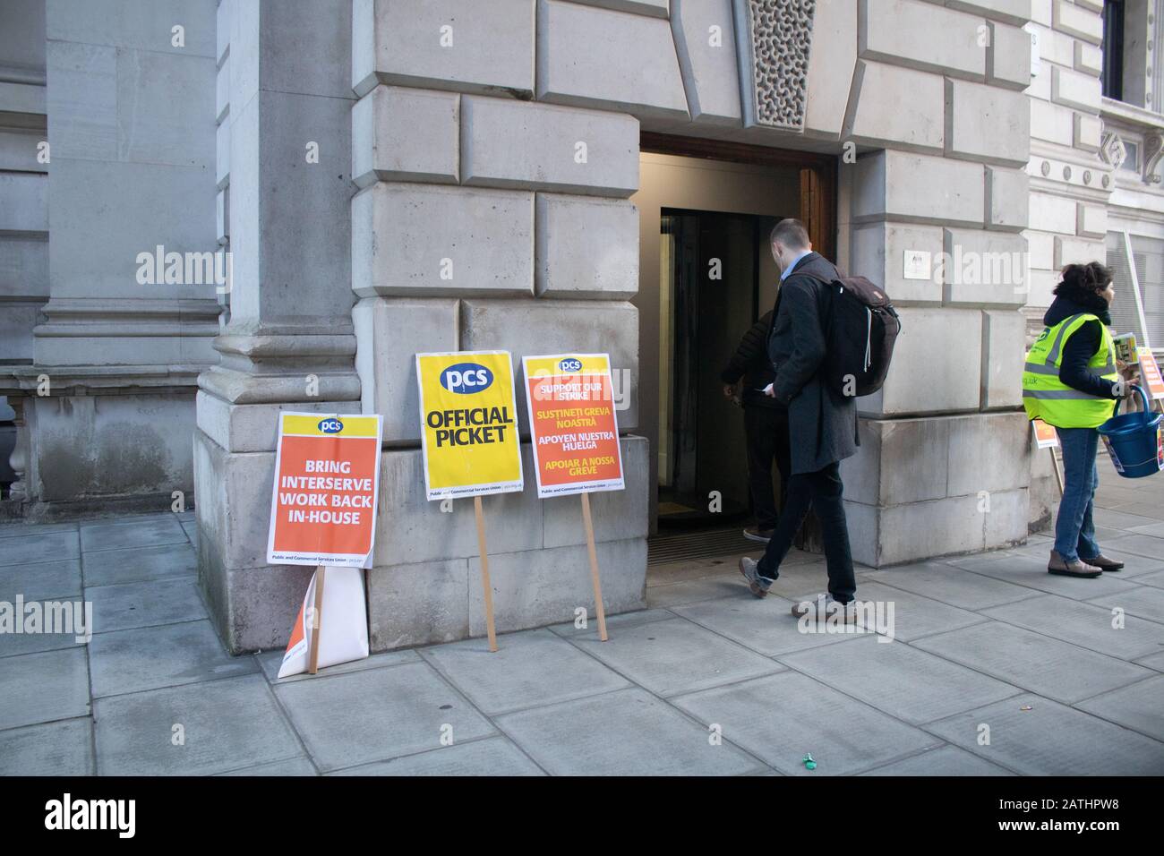 Londres, Royaume-Uni. 3 février 2020. Un piquet du PCS public and Commercial Services Union soutenant les travailleurs d'Interserve un entrepreneur, pour le FCO (bureau des Affaires étrangères et du Commonwealth) alors qu'ils font grève pour obtenir une rémunération équitable et un meilleur traitement de la reconnaissance syndicale. Crédit: Amer ghazzal/Alay Live News Banque D'Images