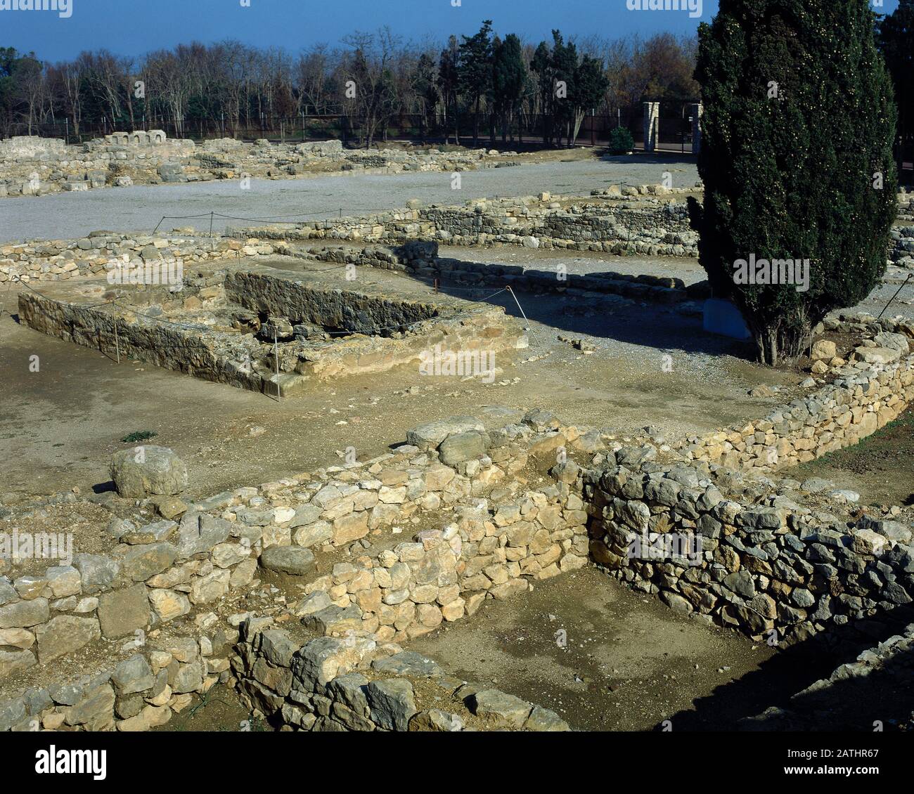 Espagne, Catalogne, Province De Gérone, Empuries. Neapolis Grec. Vestiges archéologiques du Macellum (2ème siècle avant J.-C.) situé autour d'une grande citerne, destinée à l'usage public. Banque D'Images