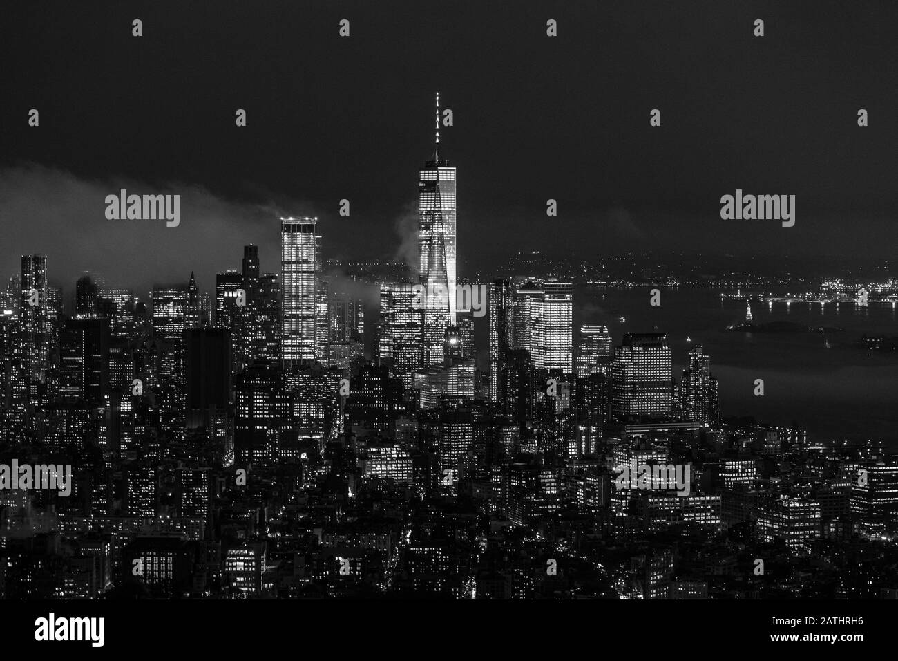 New York City Manhattan skyline gratte-ciel dans la nuit de tempête. Banque D'Images