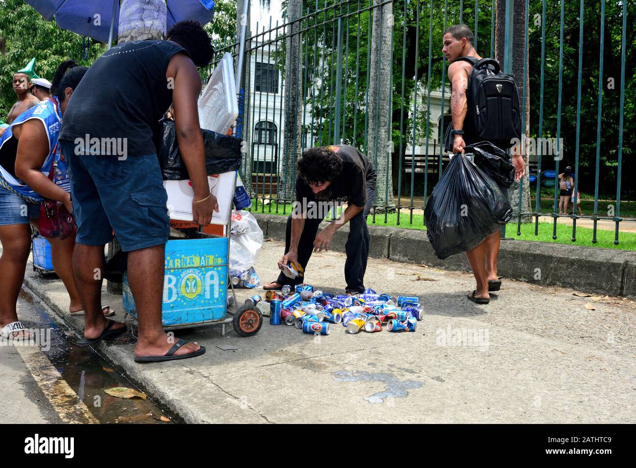 Carnaval de rue, Amériques, Brésil - 17 février 2019: Un homme ramassait des bidons jetés pour recyclage lors d'un défilé de Carnaval à Rio de Janeiro. Banque D'Images