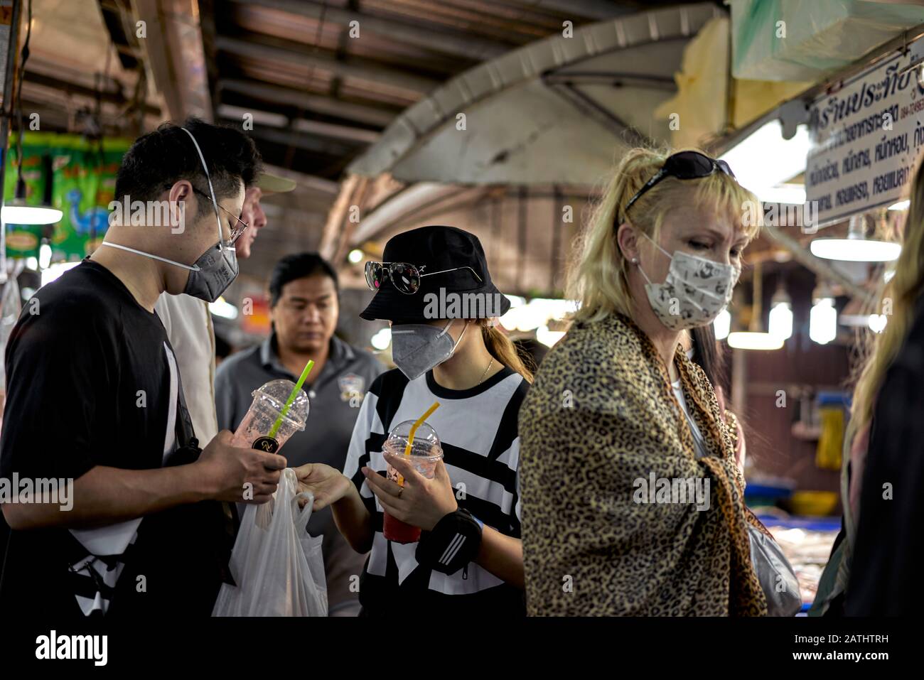 Femme portant un masque facial coronavirus; Personnes portant des masques de protection de la santé contre la menace de la menace de la grippe coronavirus de 2020; COVID-19 Banque D'Images