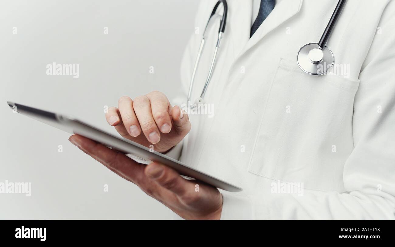 Mains du médecin en utilisant une tablette Banque D'Images