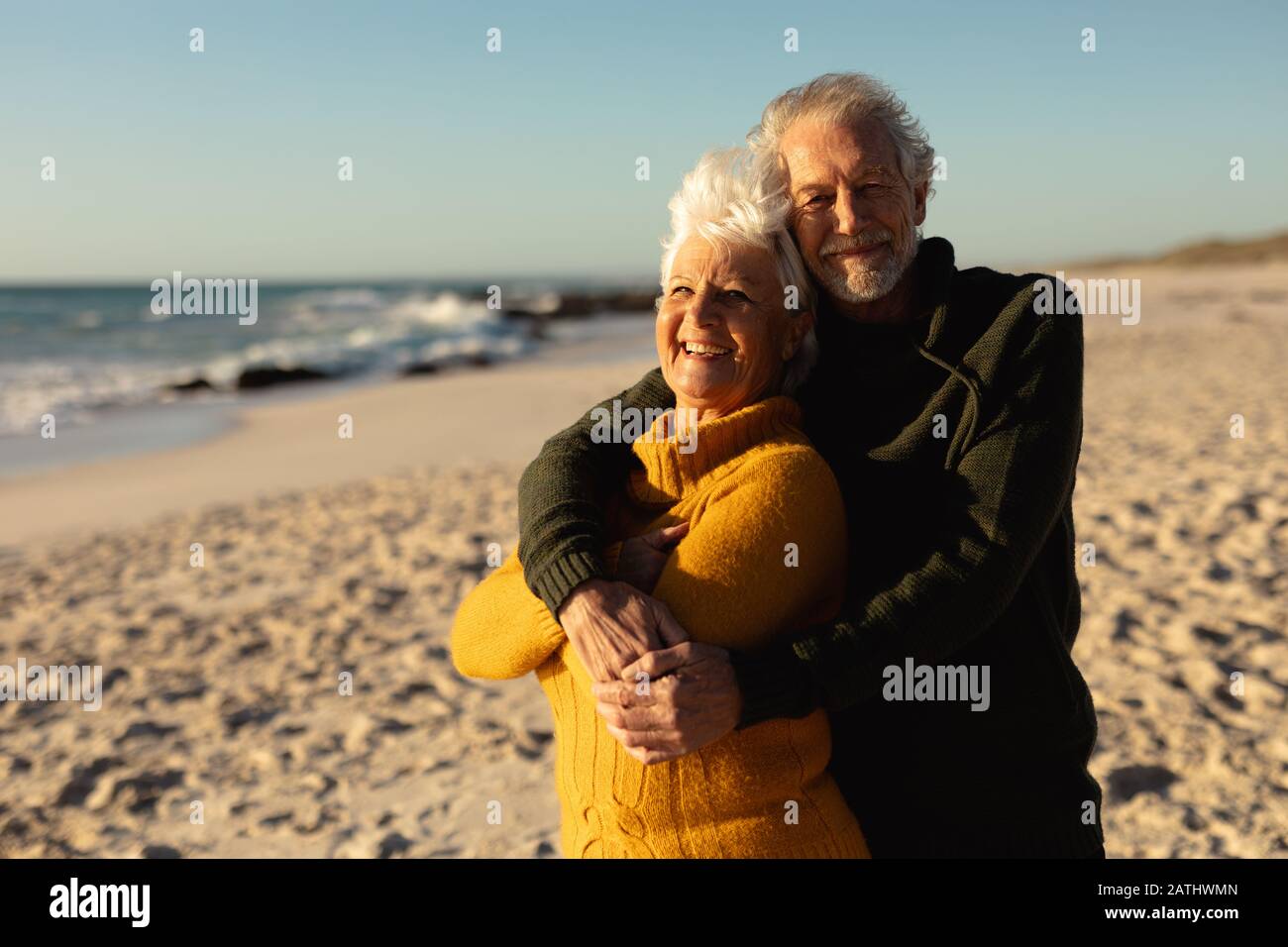 Vieux couple amoureux à la plage Banque de photographies et d’images à