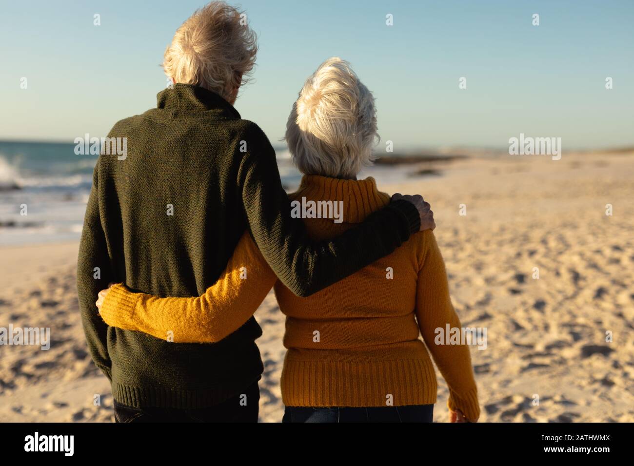 Vieux couple amoureux à la plage Banque de photographies et d’images à