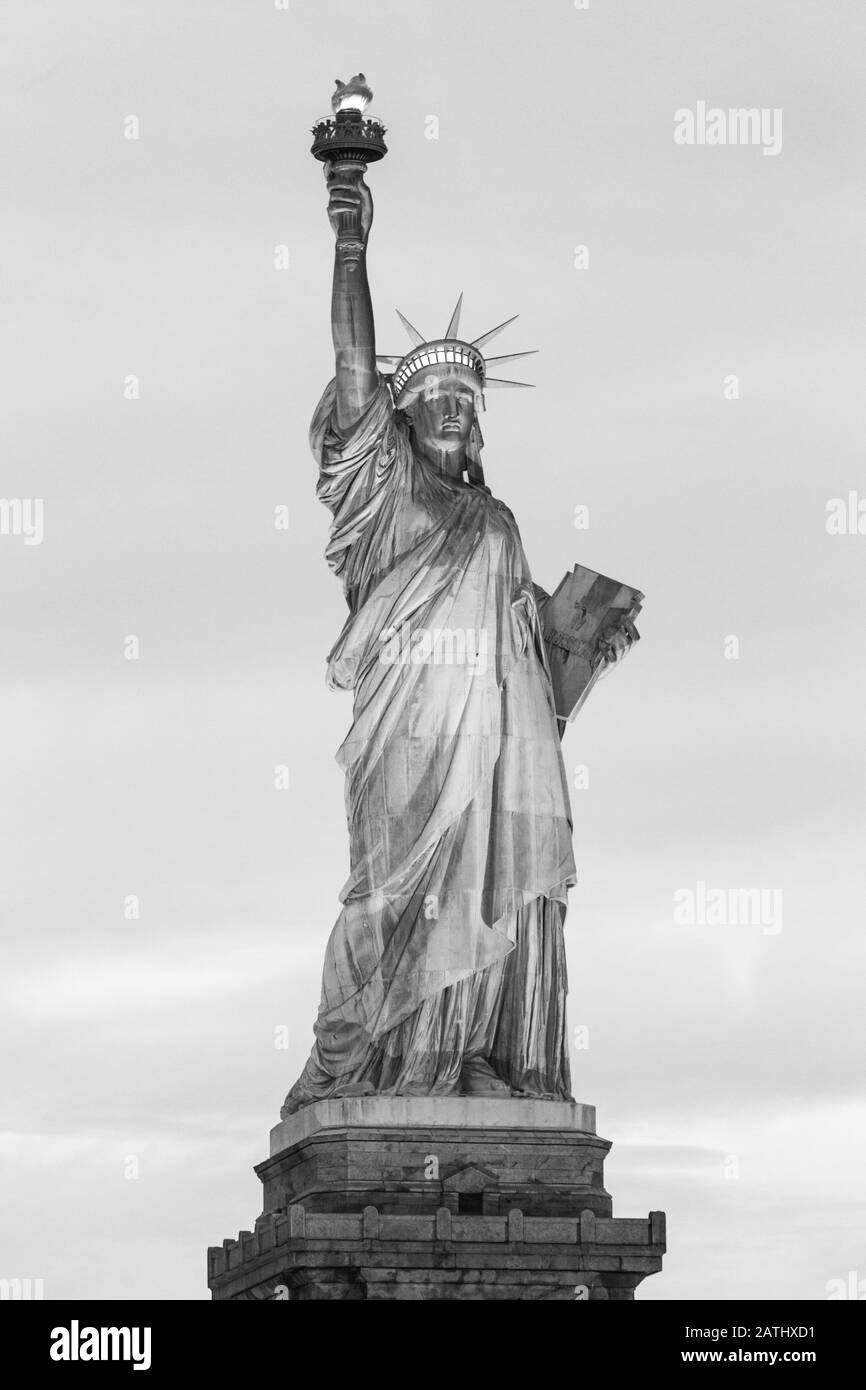 Statue de la liberté à la tombée de la nuit, New York City, USA Banque D'Images