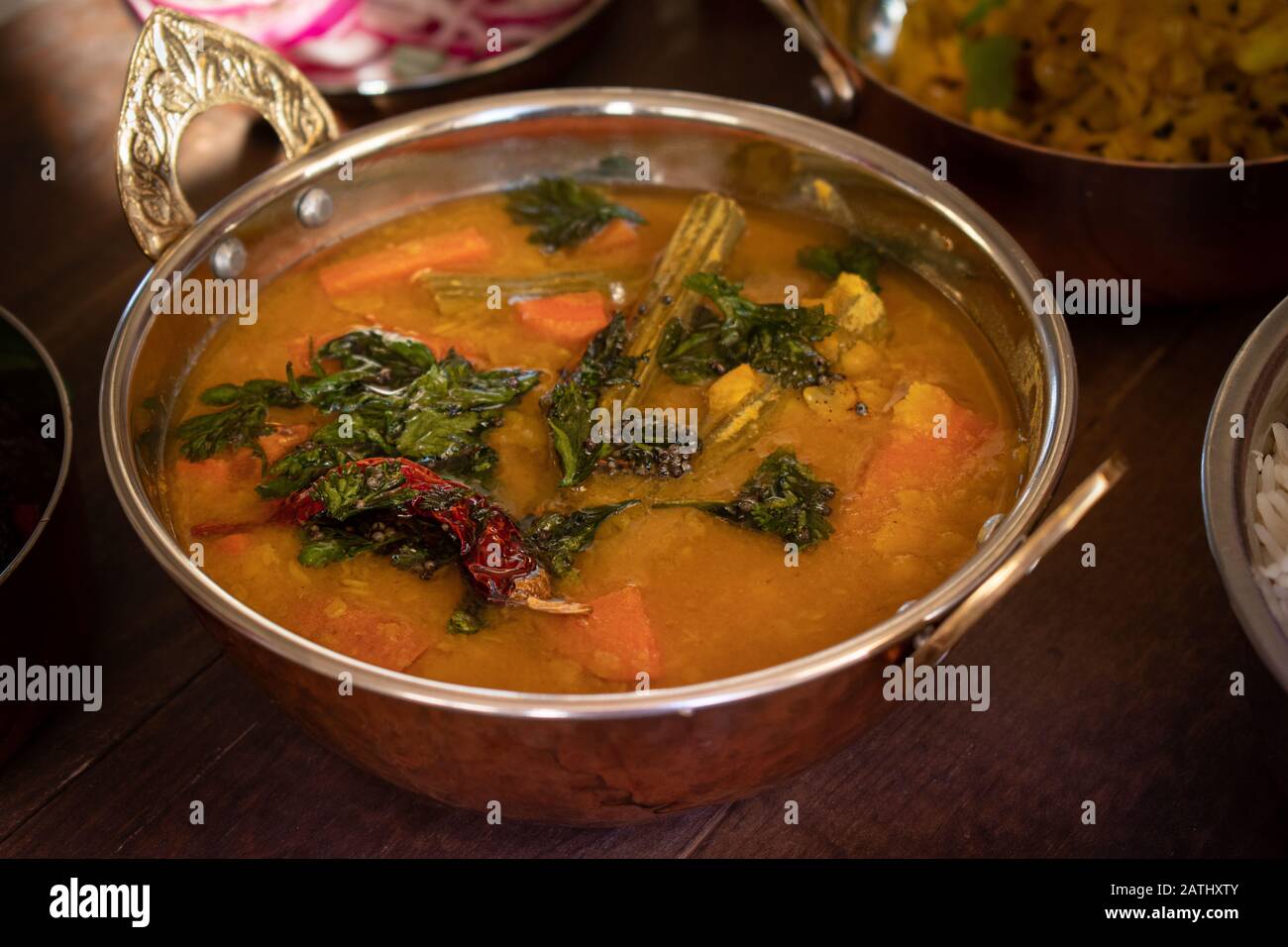 Sambar- Sud Indien lentilles et légumes ragoût épicé Banque D'Images