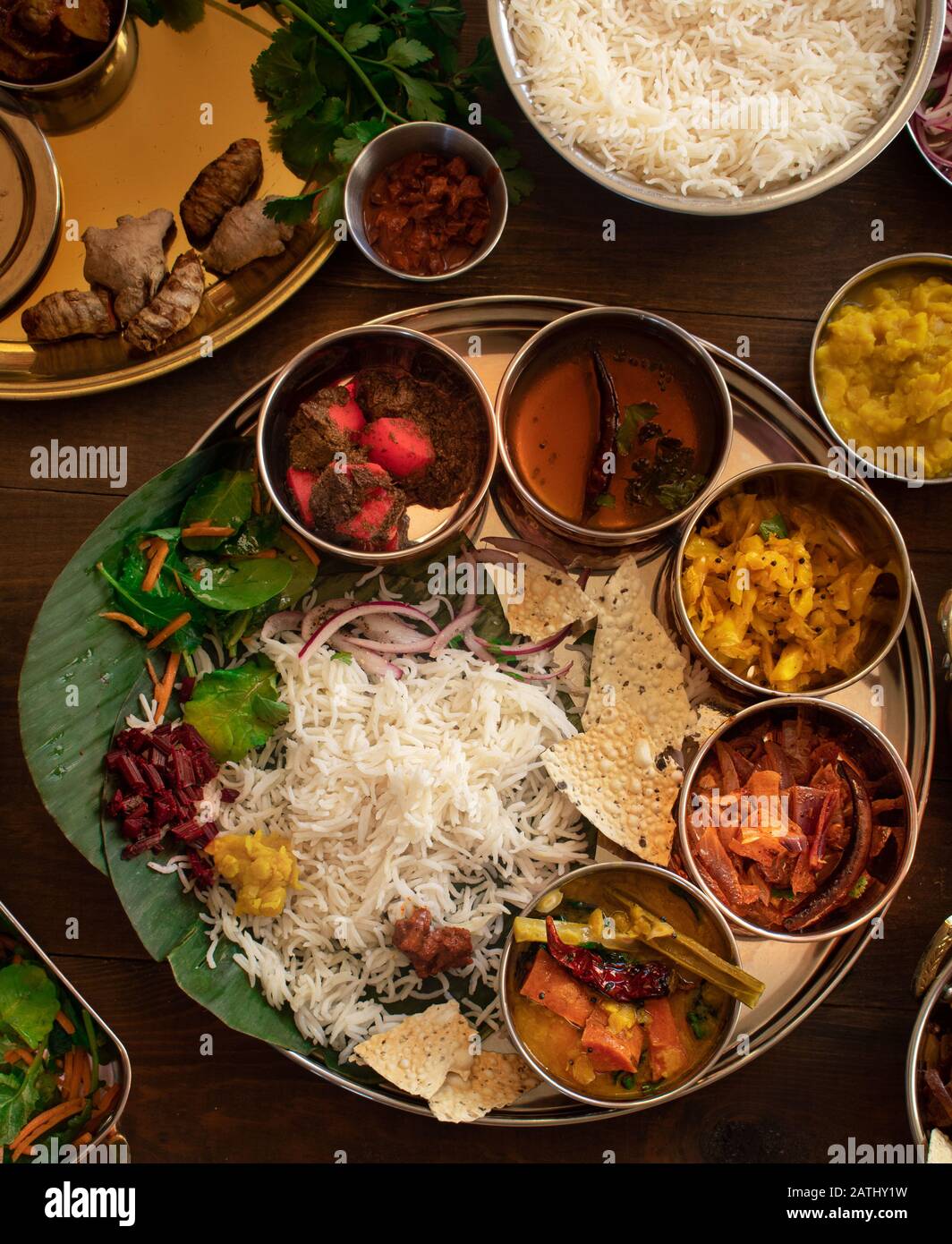 Cuisine végétarienne sud-indienne servie dans le style thali sur une table en bois Banque D'Images