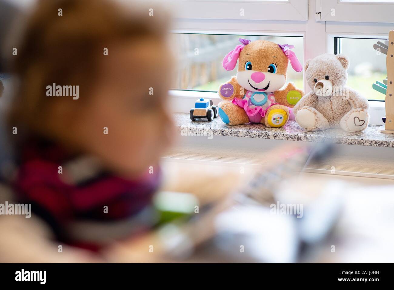 03 février 2020, Bade-Wuerttemberg, Backnang: Teddy ours assis derrière un enfant dans une chaise de thérapie. Photo: Sebastian Gollnow/Dpa Banque D'Images