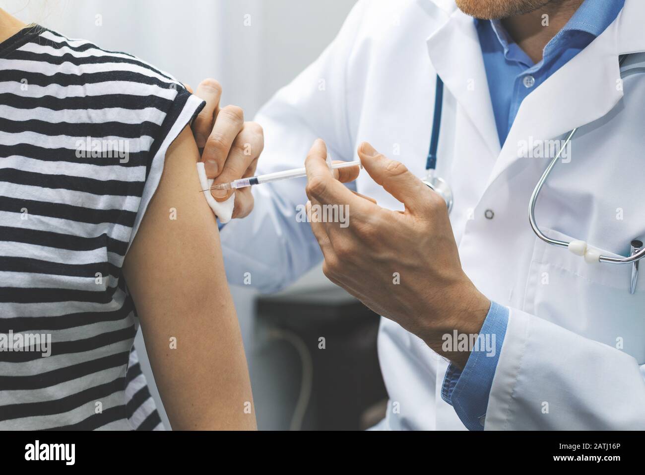 médecin donnant un vaccin contre la grippe chez le patient en clinique Banque D'Images